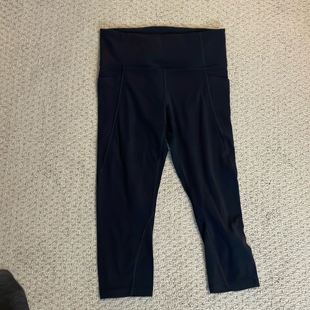 Athleta women’s black Salutatuon tights medium Capri